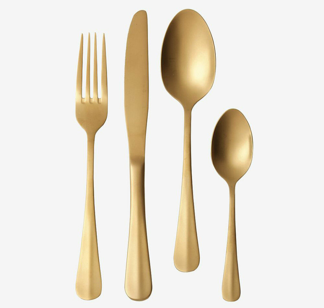Bestickset i guld från <a href="http://www.awin1.com/cread.php?awinaffid=359185&awinmid=9961&p=https%3A%2F%2Fwww.jotex.se%2Fdinera-gott-bestickset-16-delar%2F1035293-03" target="_blank" rel="noopener">Jotex</a>. bestick guld billiga