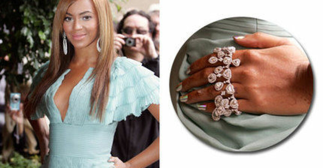 Beyoncé med metallicfärgade. Beyoncé med metallicfärgade.