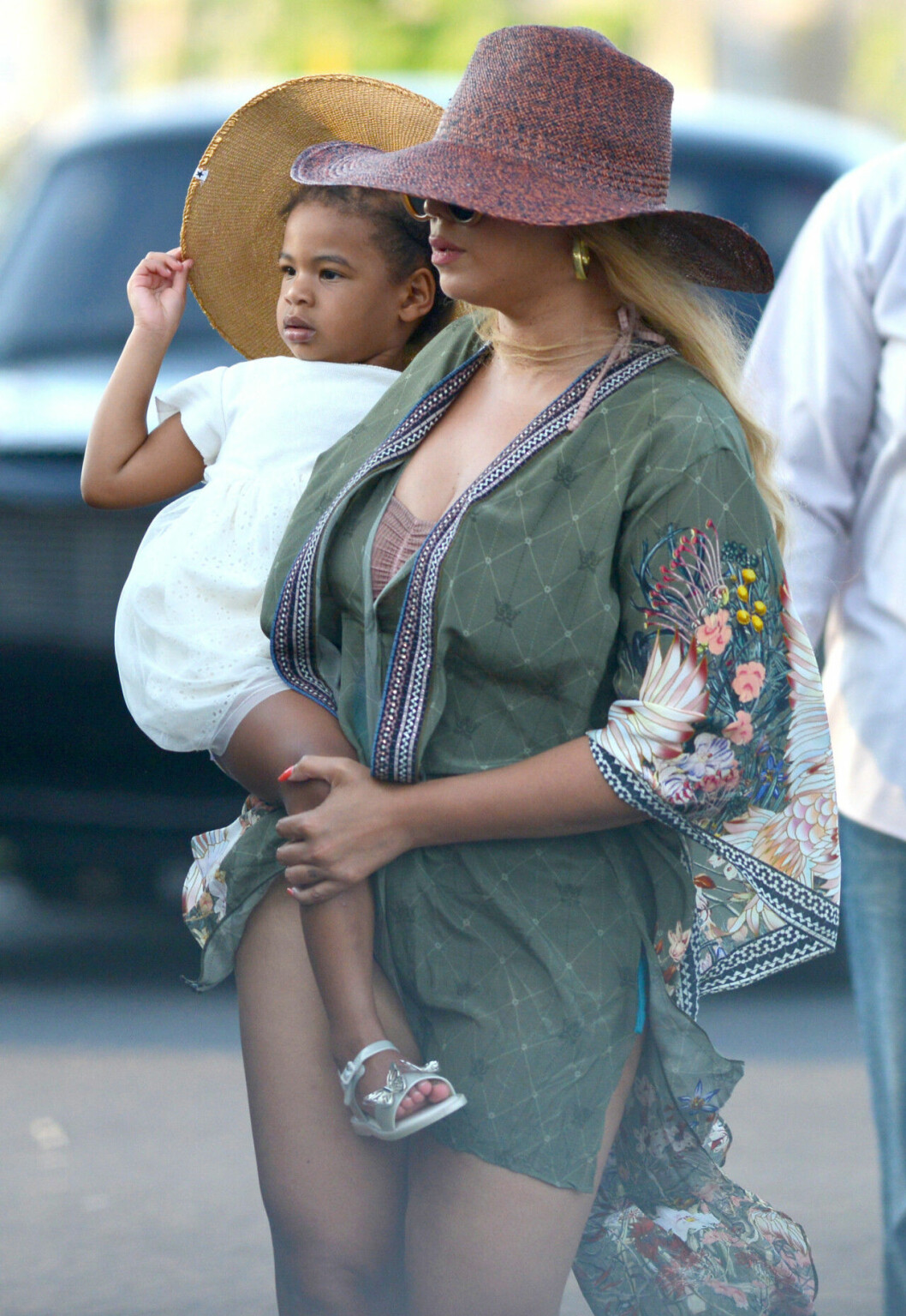 Mamma Beyoncé bär lilla Rumi Carter.