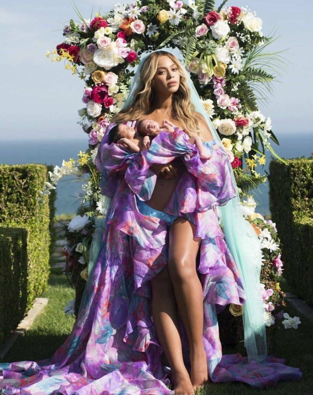 Beyoncé med tvillingarna Rumi och Sir.