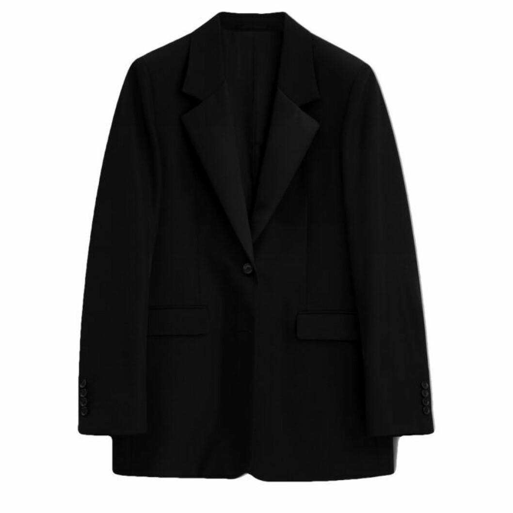 Kavaj från Filippa K. <a href="https://apprl.com/al/55pG/" target="_blank" rel="noopener">Här kan du köpa den</a>. Svart kavaj från Filippa K