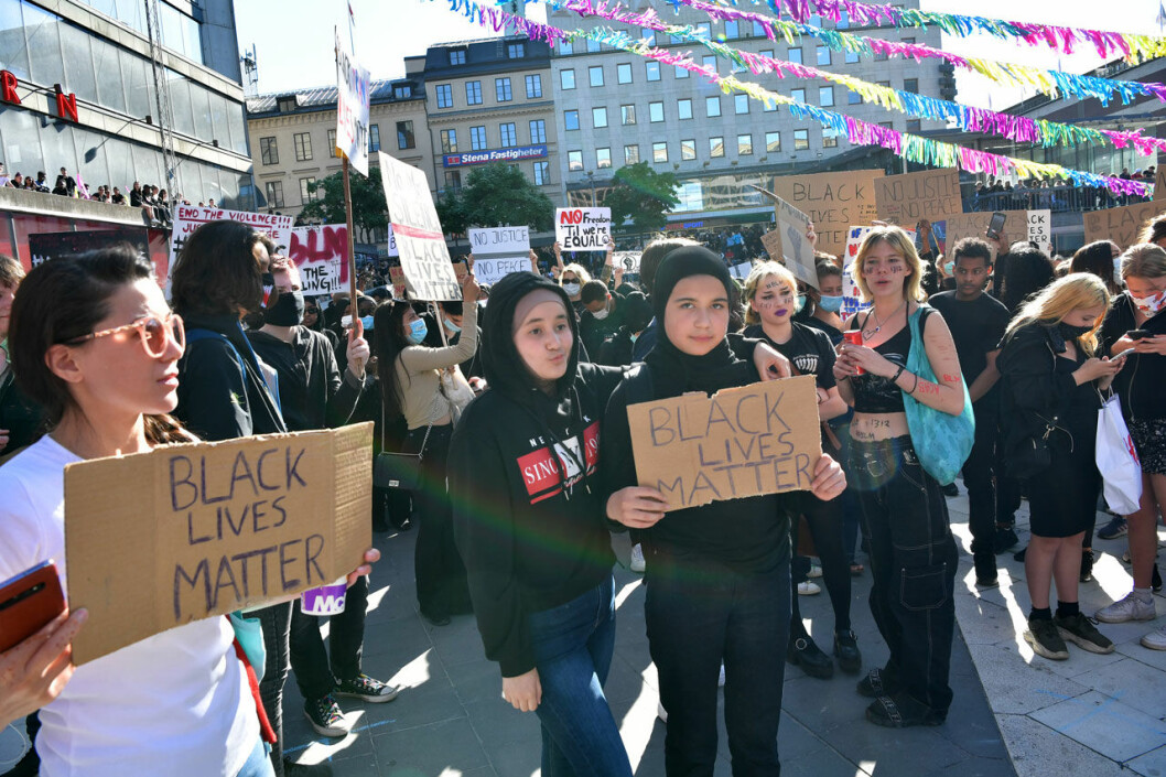 Bild på plakat från prostesterna på Sergels torg, BLM