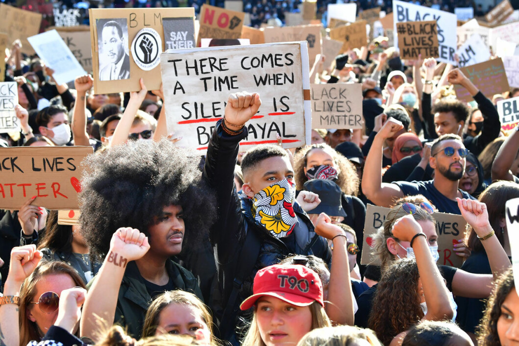 Folksamling under protesterna på Sergels torg i Stockholm