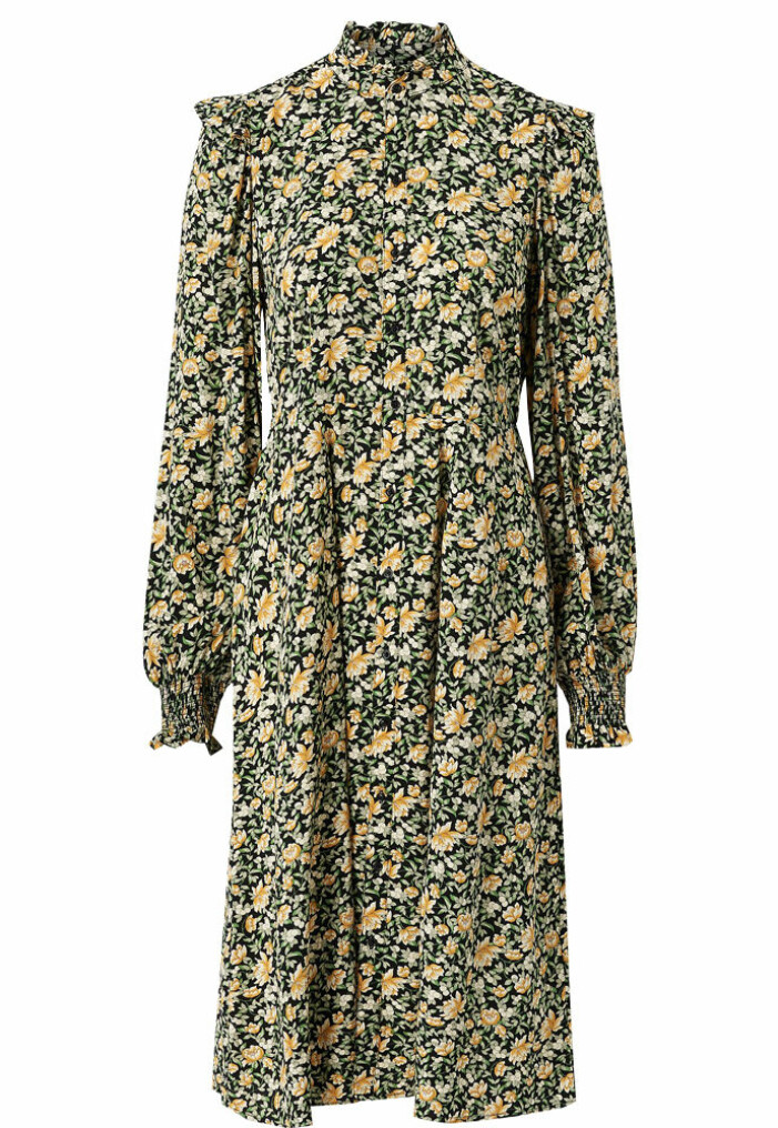blommig klänning med hög halsringning