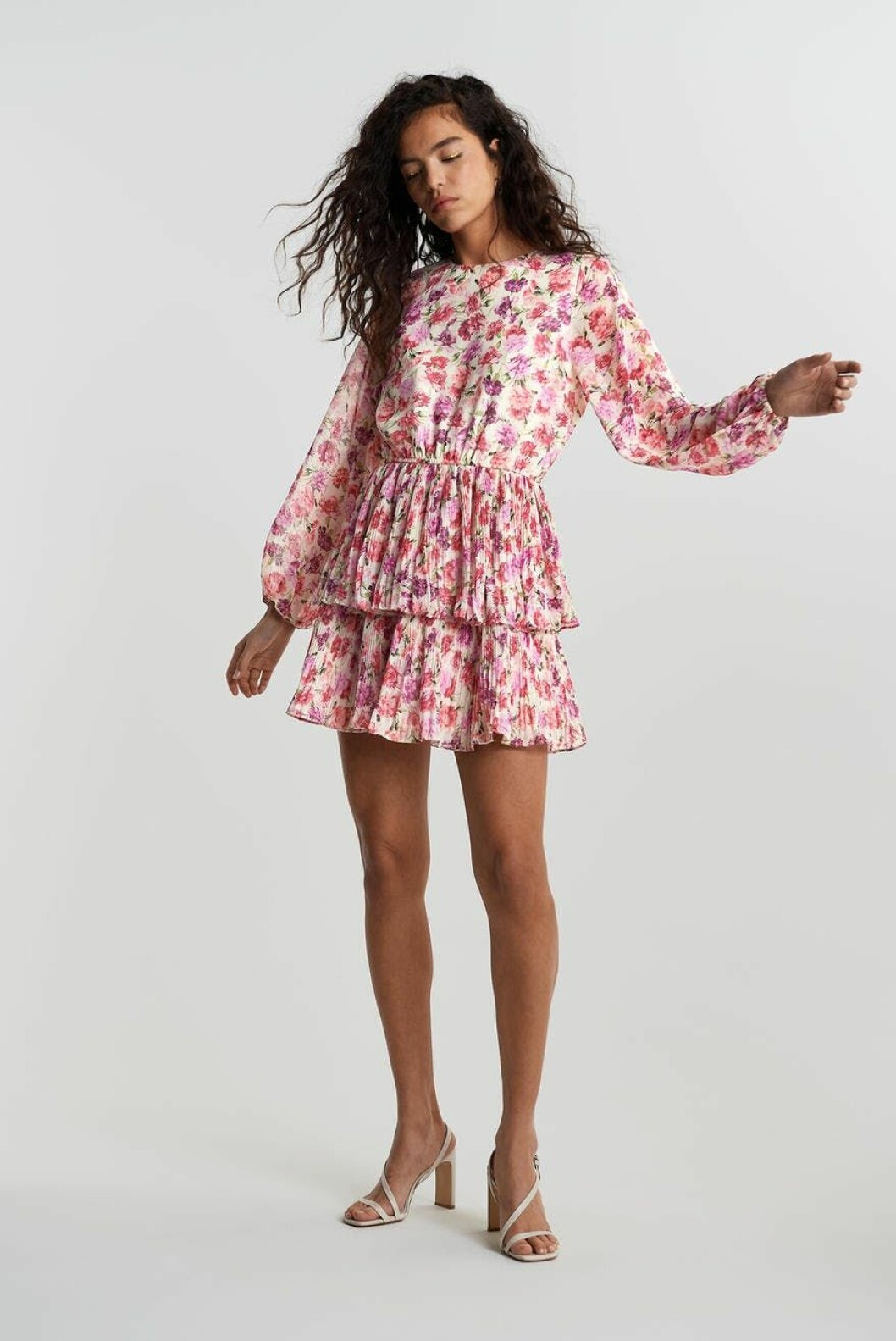 Blommig sommarklänning från gina tricot