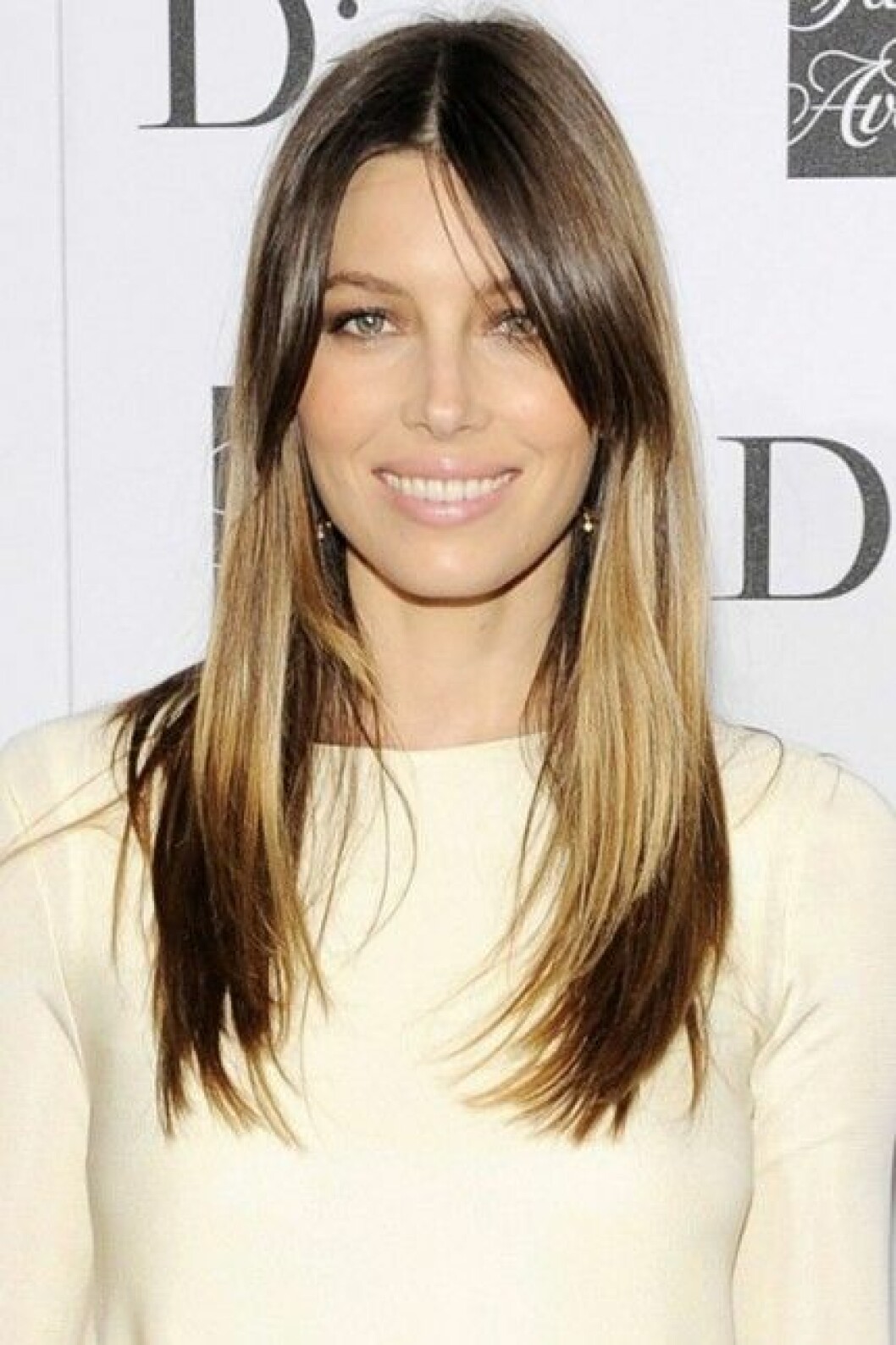 Jessica Biel använder en plattång för att få sitt långa hår blankt.