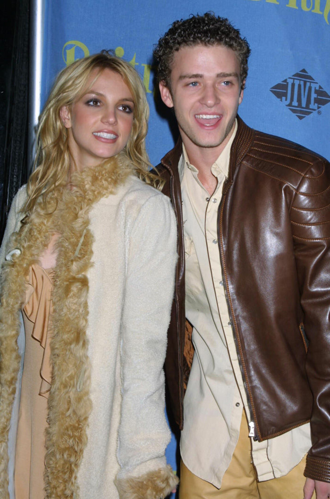 En bild på Britney Spears och Justin Timberlake under relasefesten för albumet Britney 2001.