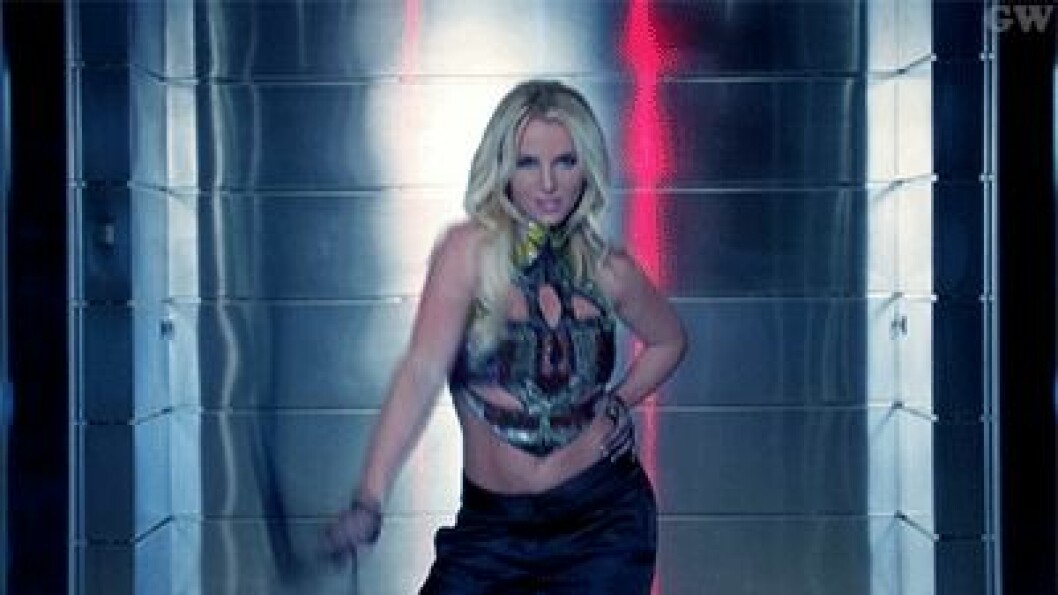 Artisten Britney Spears med en piska.