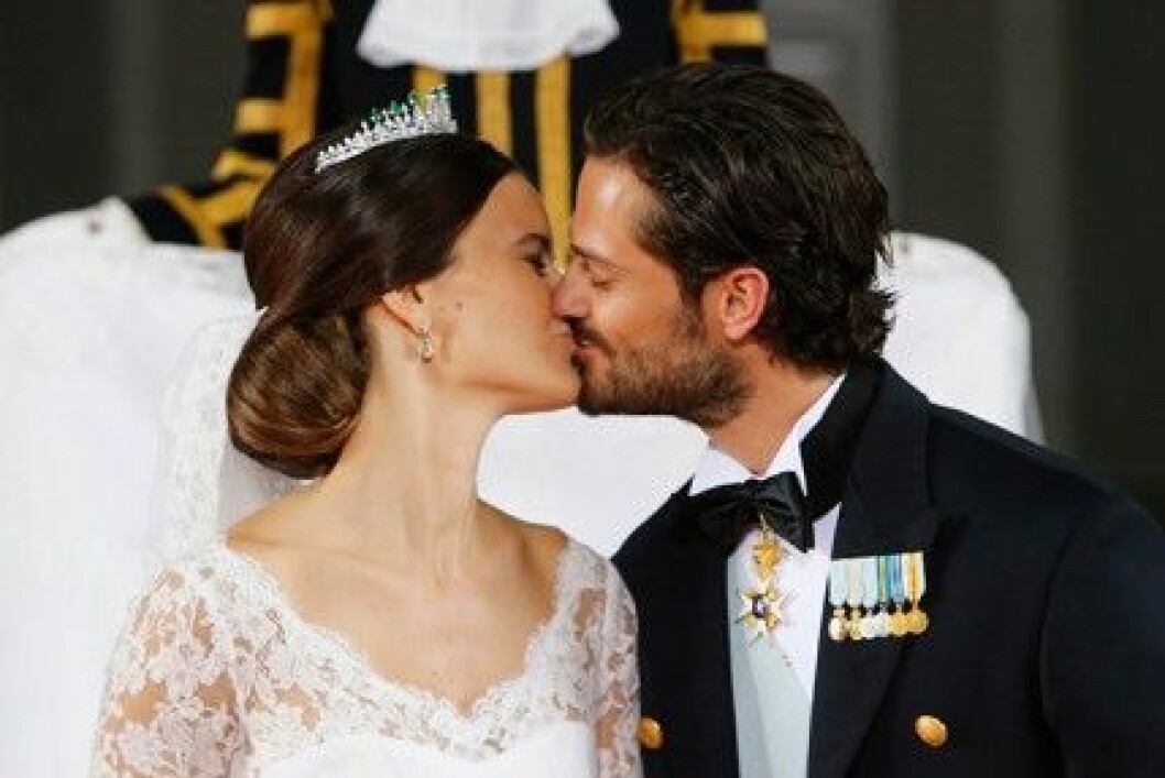 brollop-sofia-carl-philip-kyss