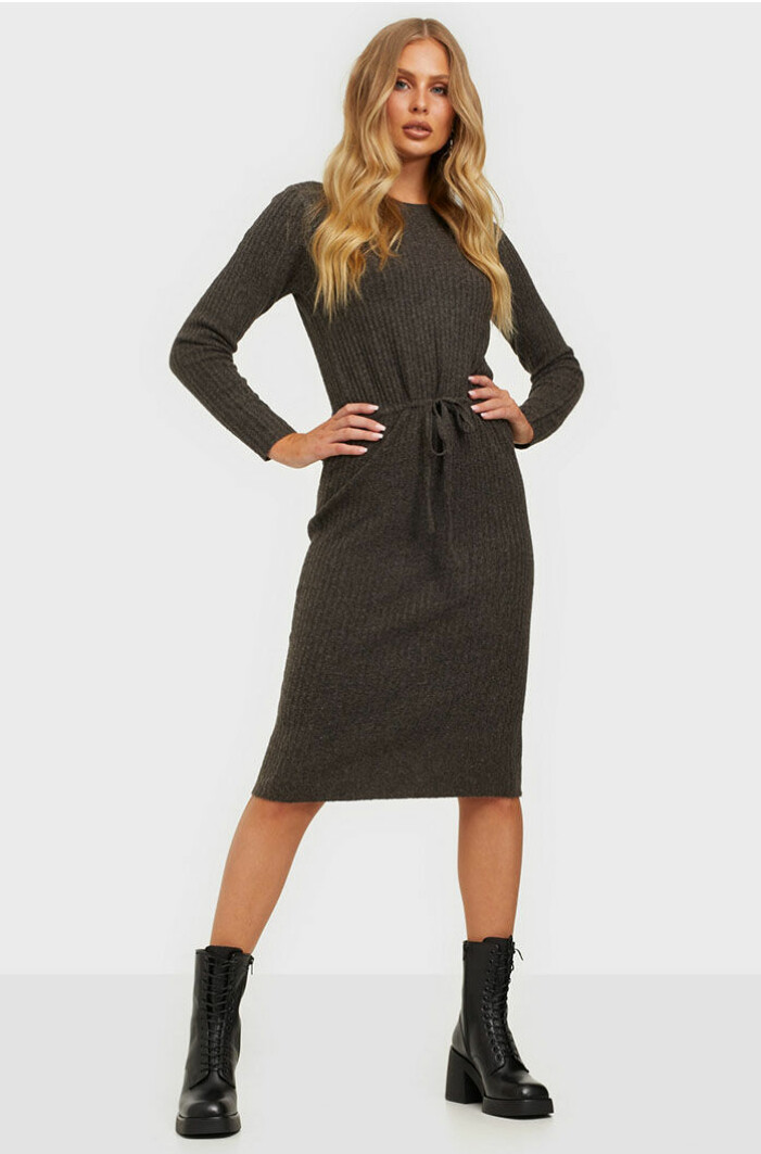 brun-stickad-klanning-nlytrend