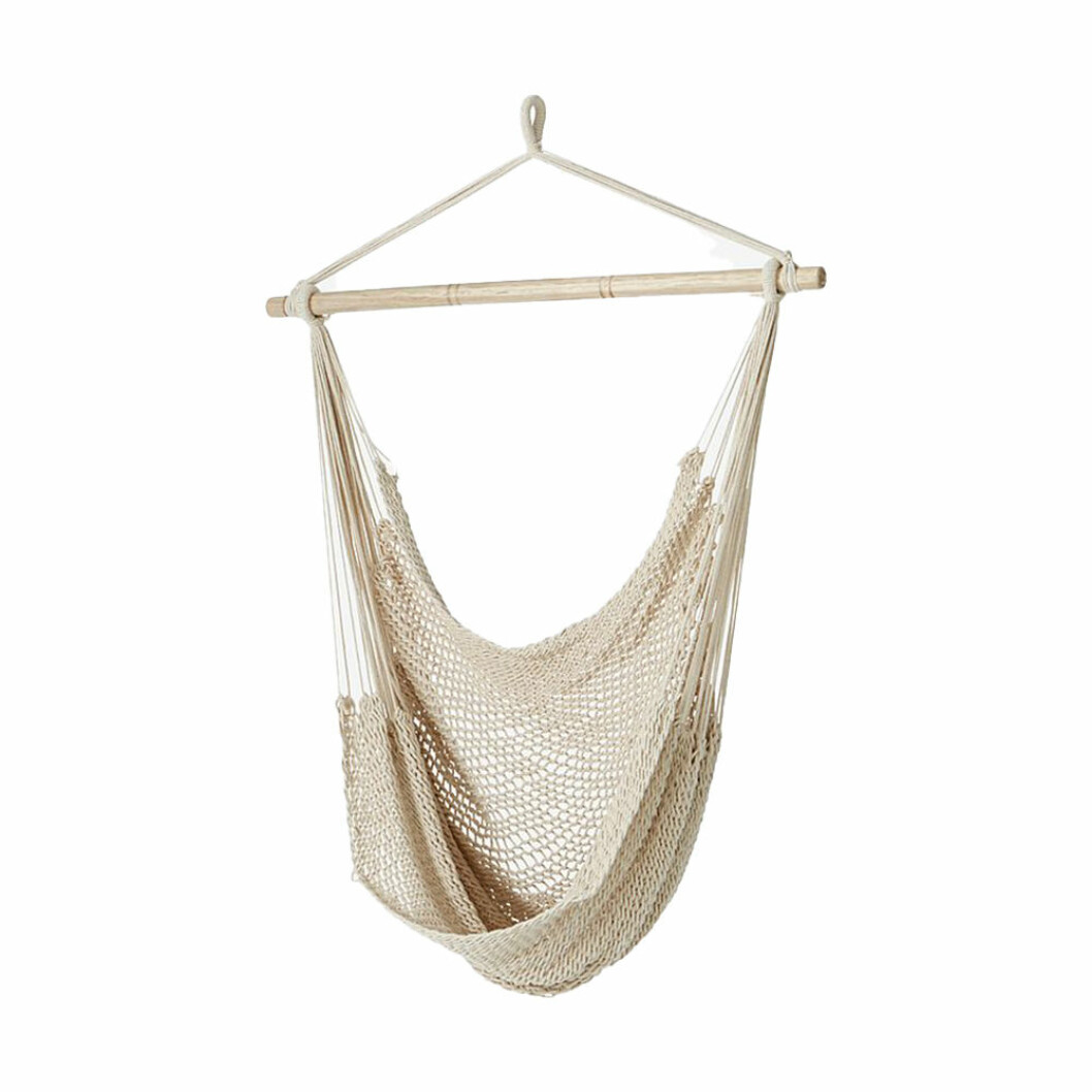 Hängstol, Feeling, 499 kr. <a href="http://www.awin1.com/cread.php?awinaffid=359185&awinmid=8905&clickref=h%C3%A4ngstol-balkong&p=https%3A%2F%2Fwww.ellos.se%2Fellos-home%2Fhangstol-feeling%2F1507562-01" target="_blank" rel="noopener">Här kan du köpa den</a>. budgetmöbler till balkongen hängstol