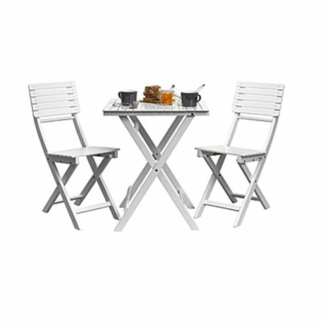 Utemöbler med bord och två stolar, 699 kr. <a href="https://track.adtraction.com/t/t?a=1199854180&as=1213860375&t=2&tk=1&epi=balkongmobler&url=https://www.clasohlson.com/se/Utem%C3%B6bler-med-bord-och-tv%C3%A5-stolar/31-4853">Här kan du köpa det</a>. budgetmöbler till balkongen stolar och bord
