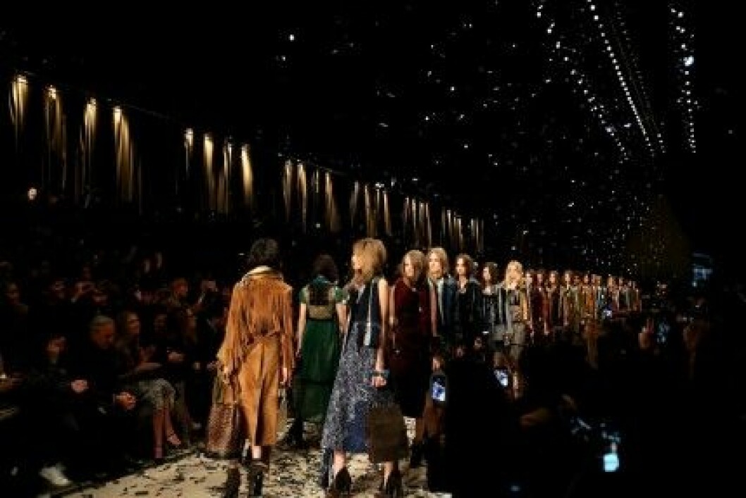 Burberry lägger ner sina klassiska modevisningar. burberry modevisning