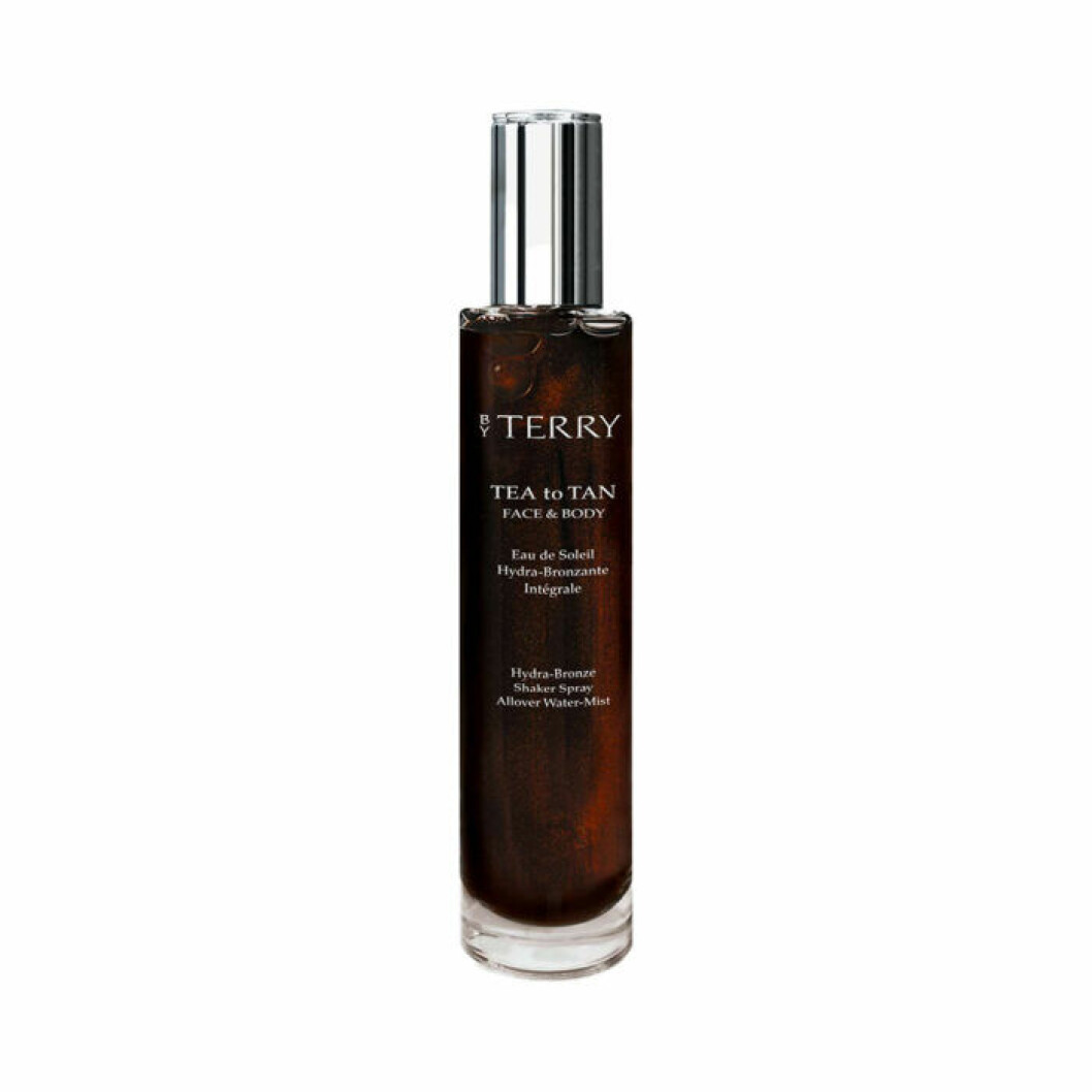 By Terry, Tea to tan face and body bronzer, 100 ml. <a href="https://track.adtraction.com/t/t?a=1179647808&as=1213860375&t=2&tk=1&epi=busansikte&url=https://www.kicks.se/by-terry/hudvard/ansiktsvard/brun-utan-sol/tea-to-tan-face-body-bronzer-100-ml" target="_blank" rel="noopener">Här kan du köpa den</a>. By Terry brun utan sol för ansiktet