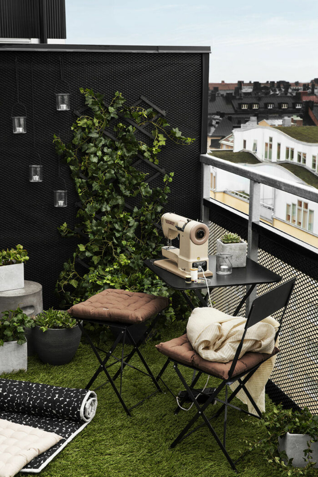 Cafébord, stol och pall från Granit sommaren 2019
