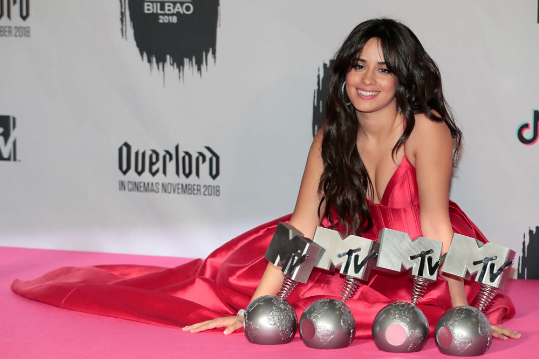 Camila Cabello var den som vann flest priser under årets MTV Europe Music Awards. Foto: IBL Camila Cabello i röd klänning på röda mattan under MTV EMA 2018.