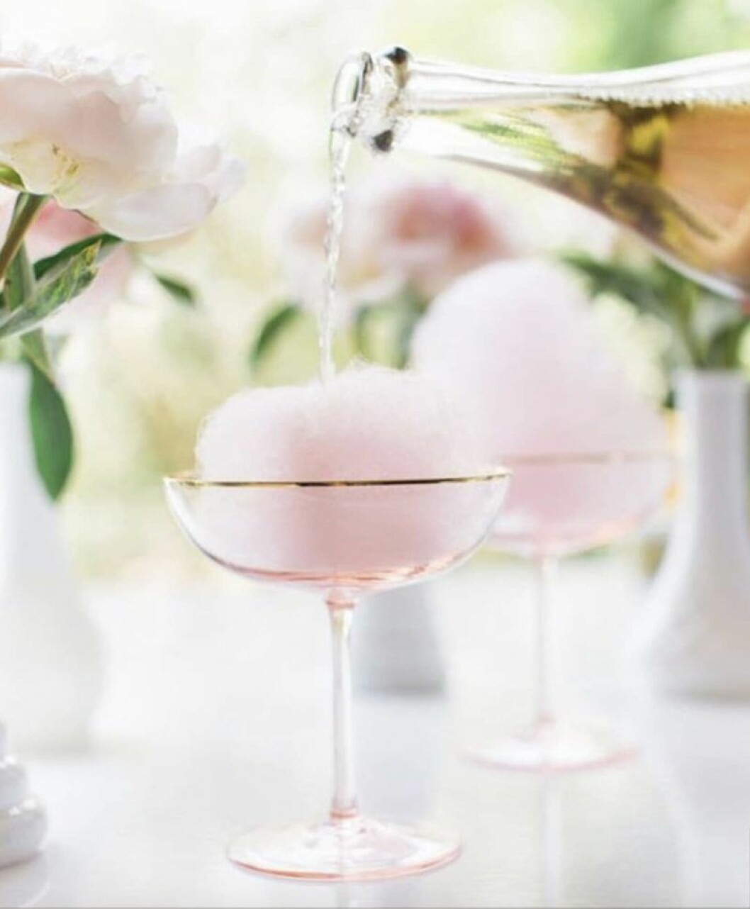 Foto via: <a href="https://laurenconrad.com/blog/2015/06/lovely-libations-cotton-candy-champagne-cocktail/" target="_blank" rel="noopener">Lauren Condrad</a> Fiskarna: Champagnedrink med sockervadd. Drink som passar stjärntecken