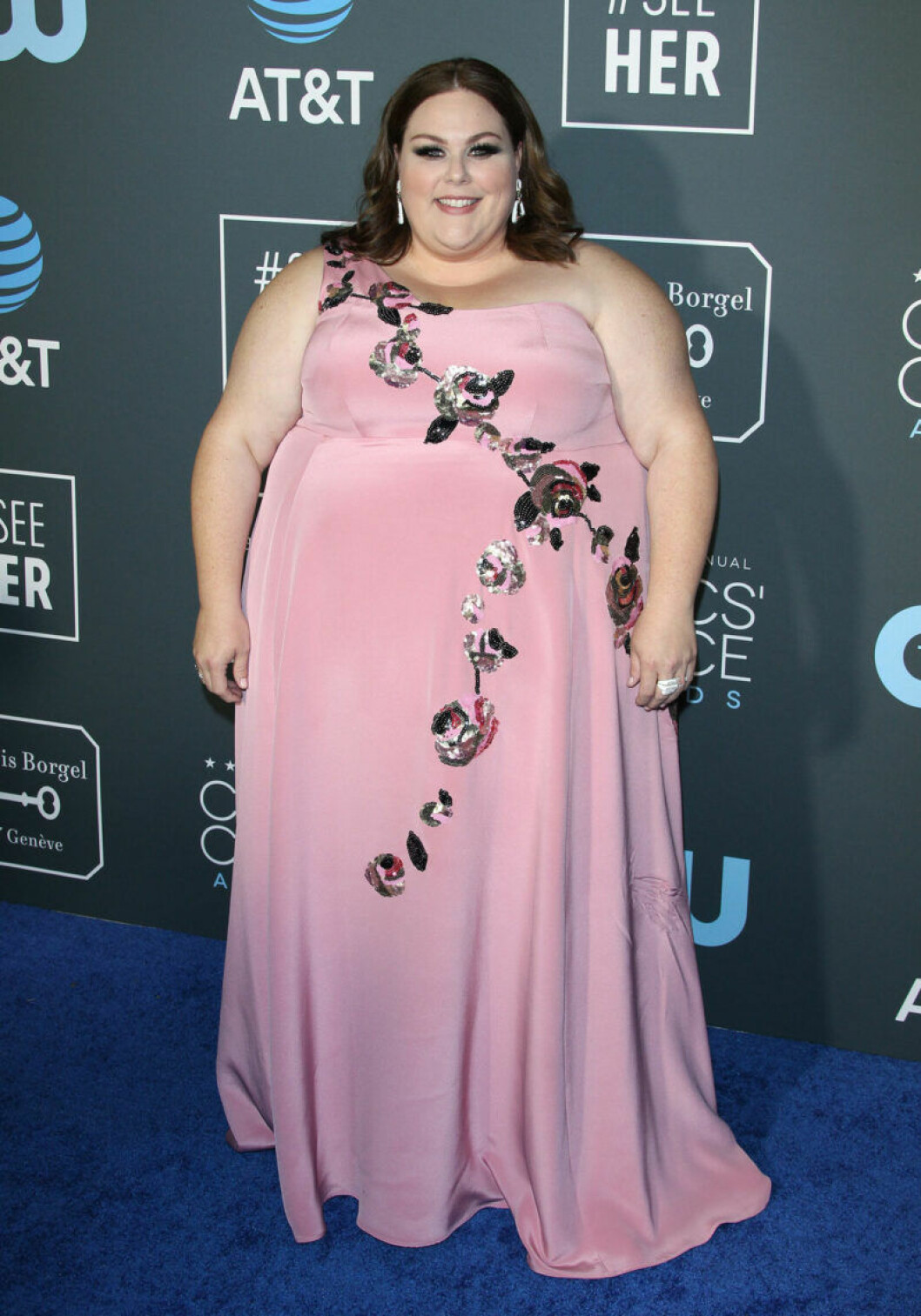 Chrissy Metz på blå mattan. Chrissy Metz på röda mattan på Critics Choice Awards 2019
