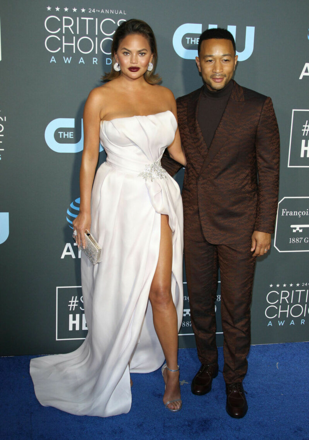 Chrissy Teigen och John Legend på blå mattan. Chrissy Teigen och John Legend på röda mattan på Critics Choice Awards 2019