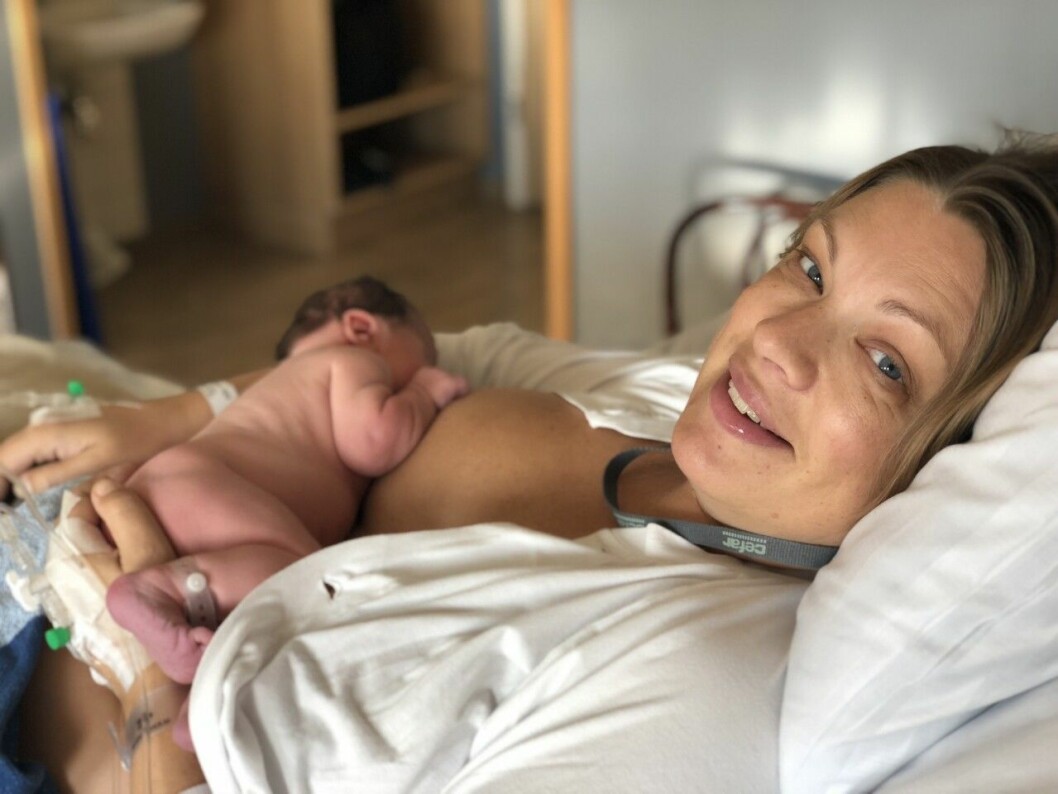 Cilla tillsammans med dottern Liv bara några minuter efter förlossningen. Cilla Holm med sin dotter Liv