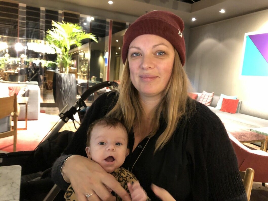 Cilla tillsammans med Liv, som föddes i oktober 2018. Cilla Holm och dottern Liv