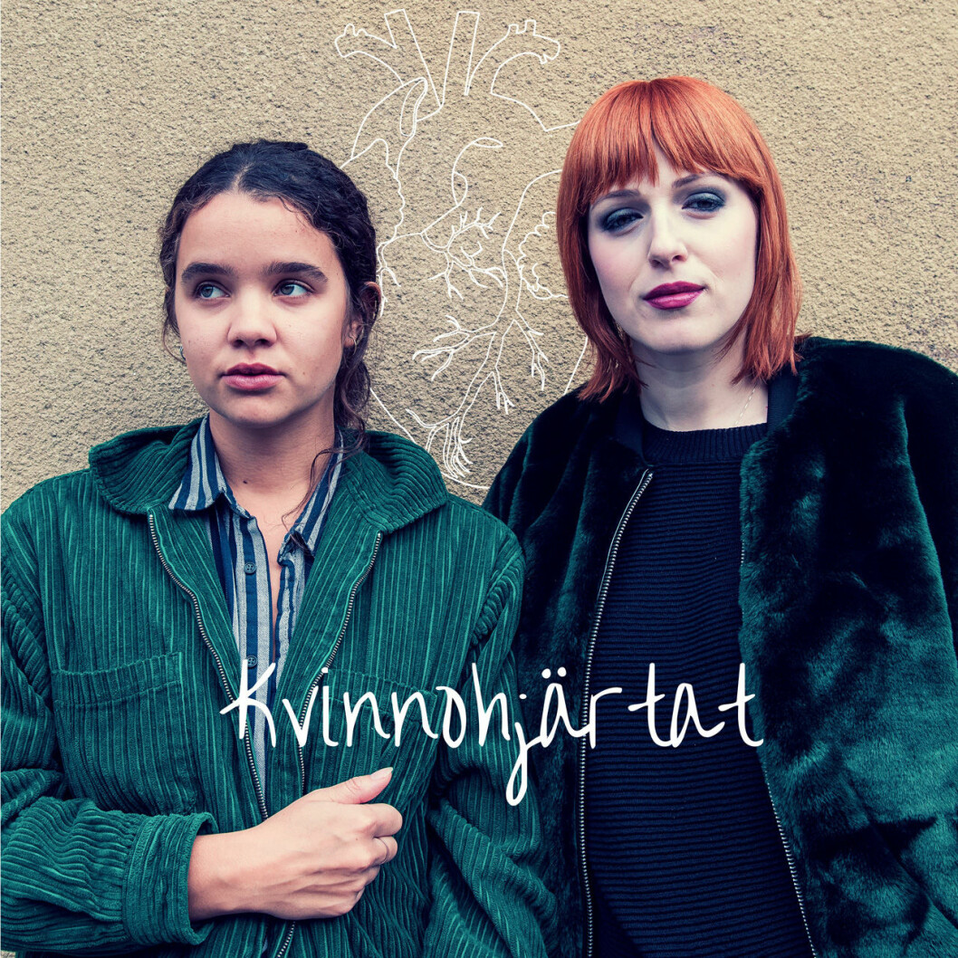 Stella Cartiers och Cissi Wallin är Kvinnohjärtat, och nu ligger deras första EP på Spotify. Foto: Pillan Thelaus Stella Cartiers och Cissi Wallin på omslaget av Kvinnohjärtats nya EP.