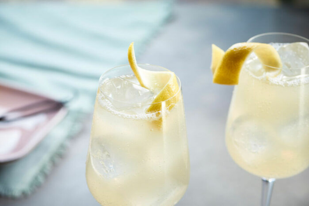 Citronspritz med pressad citron.