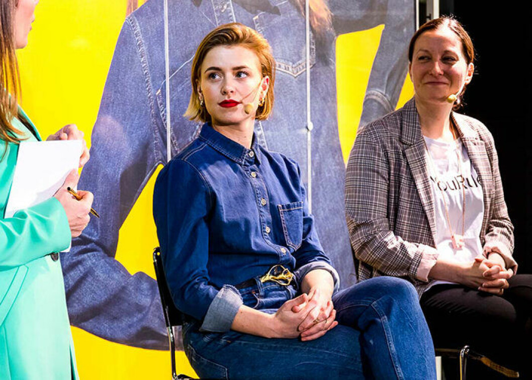 Författaren Clara Henry och finska jämställdshetskonsulten Elina Nikulainen pratade om skuldbeläggandet av kvinnor.
