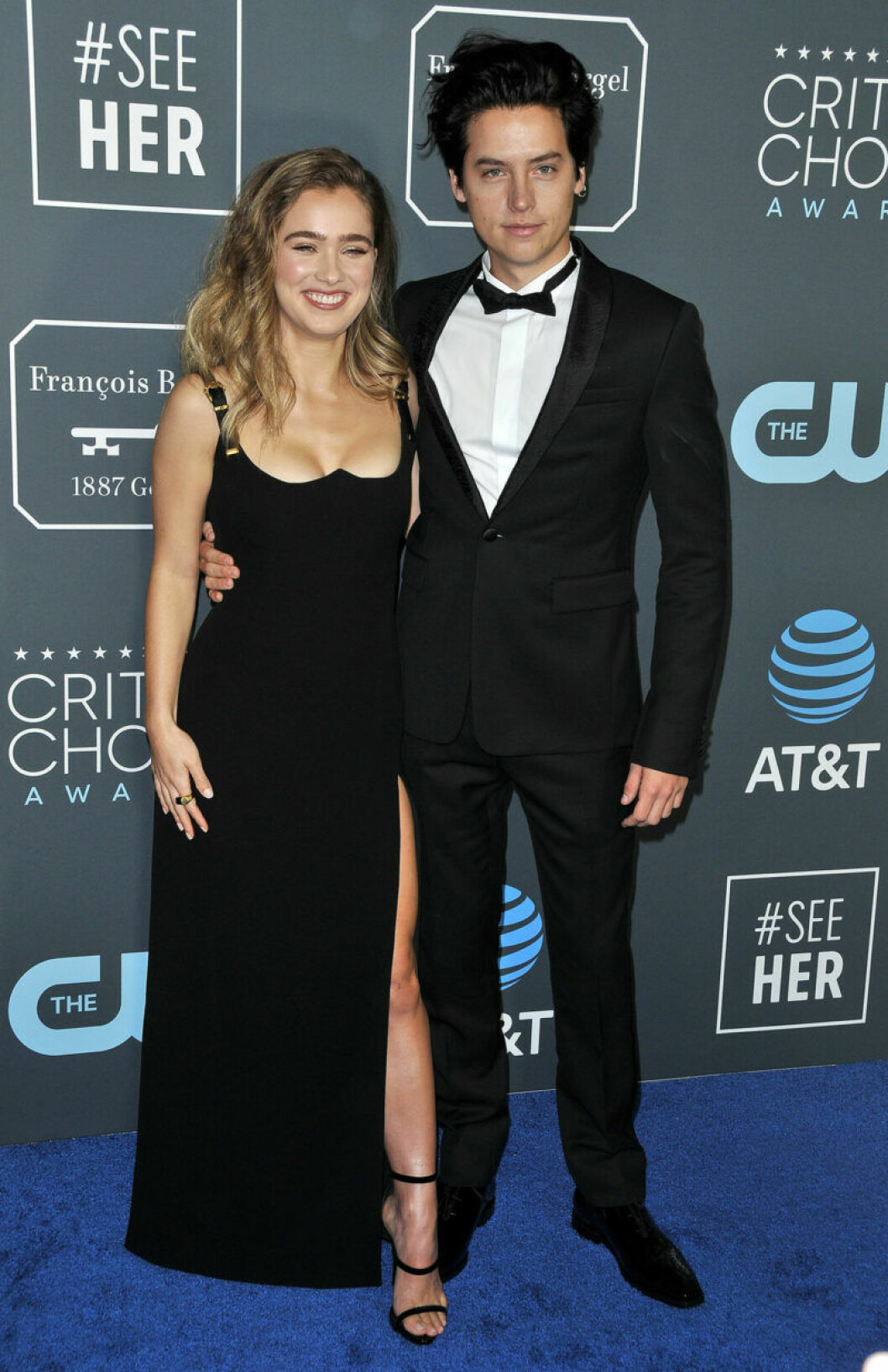 Cole Sprouse och Haley Lu Richardson på blå mattan. Cole Sprouse och Haley Lu Richardson på röda mattan på Critics Choice Awards 2019