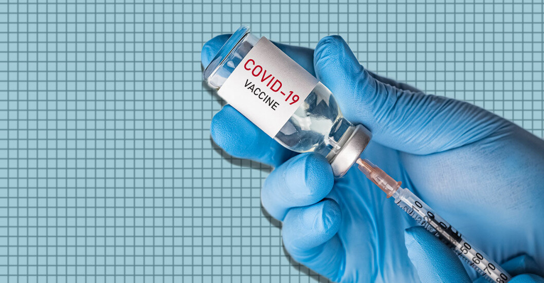 Hand i blå handske håller i en vaccinspruta
