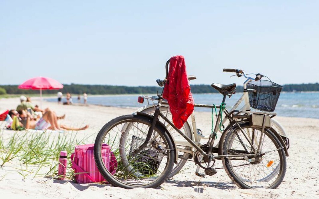 Två cyklar på en strand