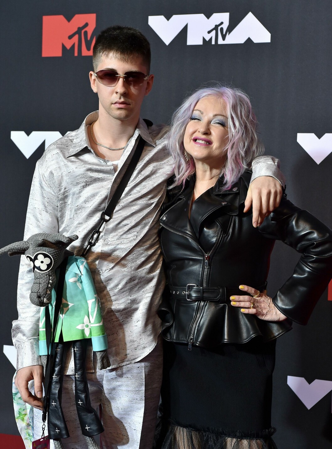 Mor och son, Cyndi Lauper och Dex Thornton, är väldigt stylish ihop på röda mattan vid MTV Video Music Awards hösten 2021. cyndi lauper och dex 2021
