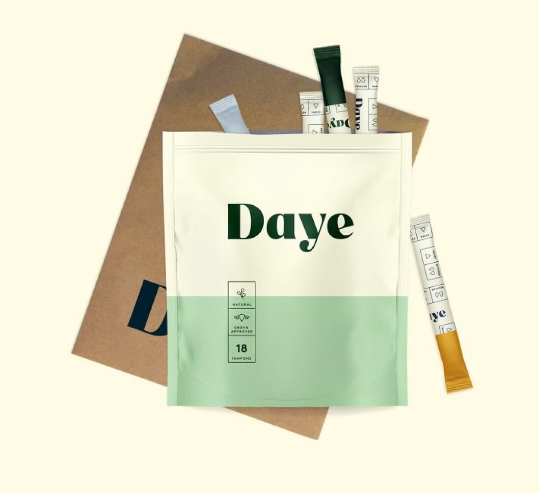 Daye tar fram tamponger med cannabis som ska linda mensvärk