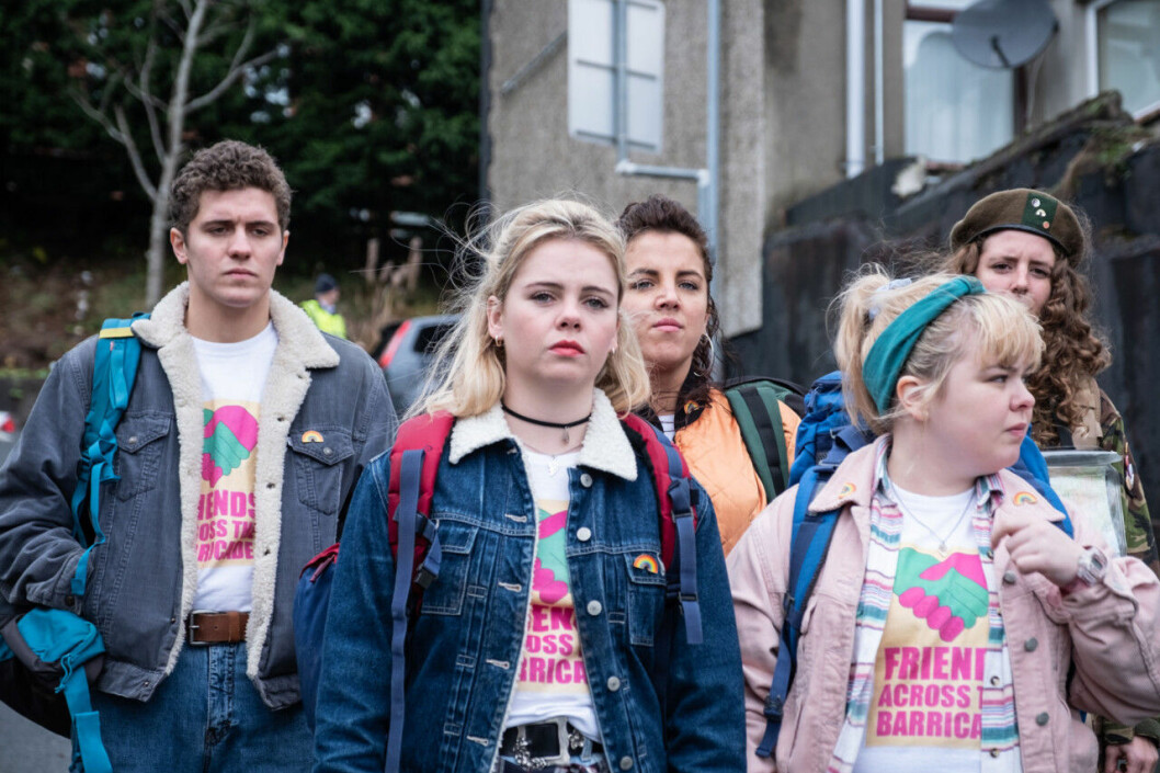Fortsatta problem i skolan för tjejerna i serien Derry Girls.