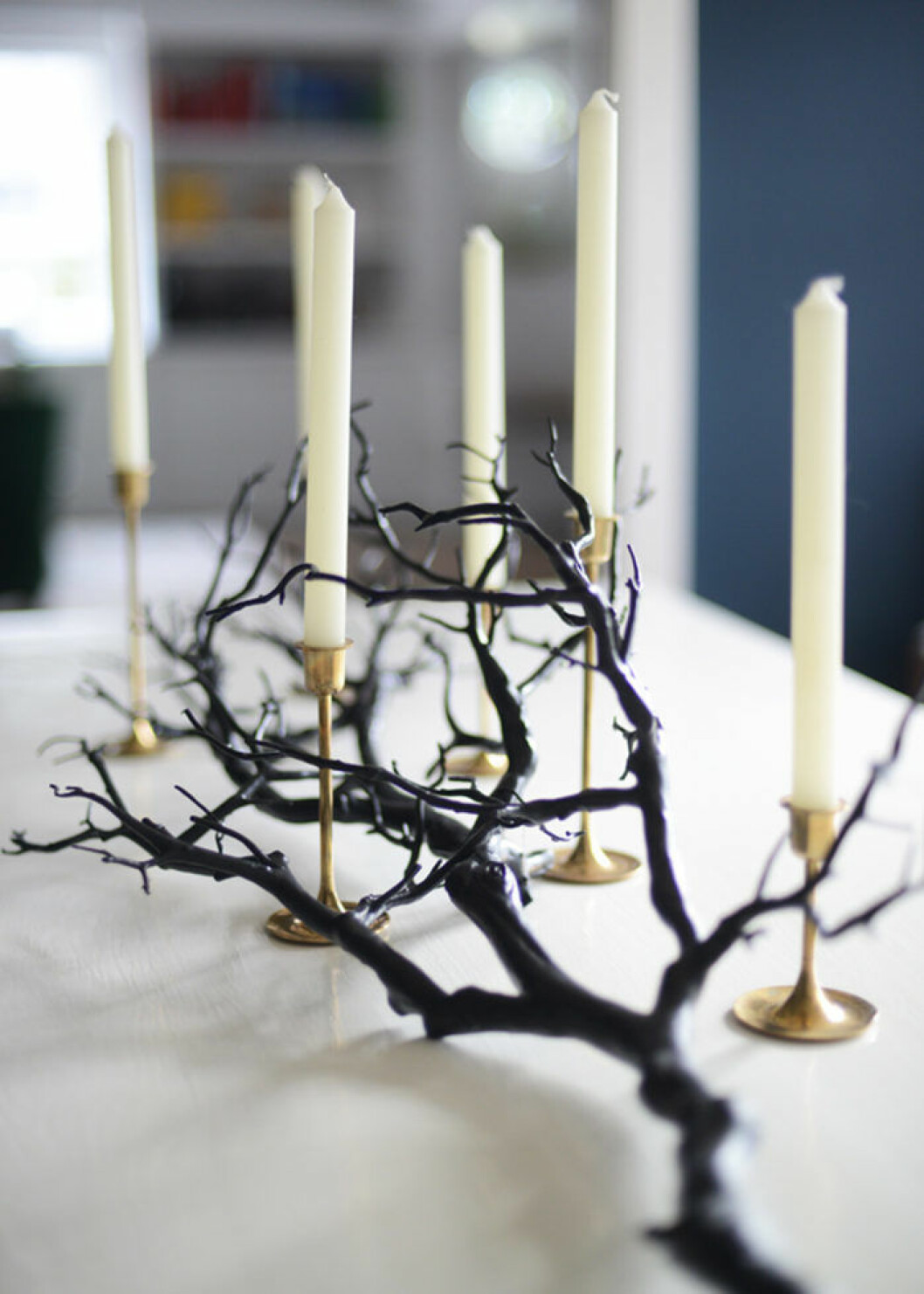 Foto: <a href="https://cupcakesandcashmere.com/decor/halloween-house-moments" target="_blank" rel="noopener">Cupcakes and cashmere</a> dukning till halloween – DIY