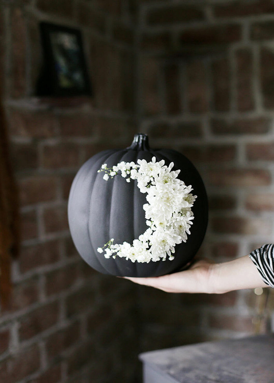 stilren svart pumpa med blommor - DIY