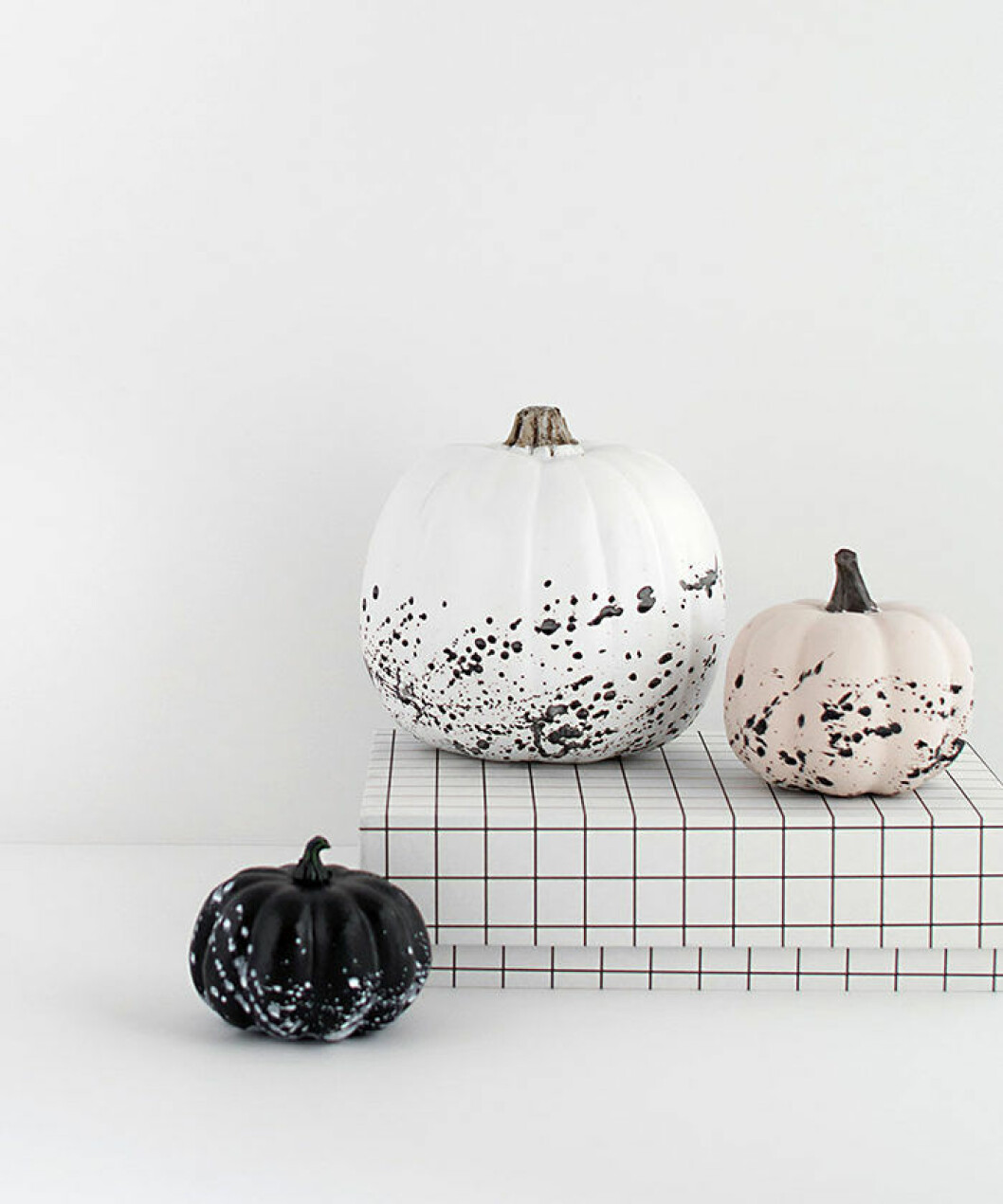 Foto: <a href="http://www.homeyohmy.com/diy-paint-splattered-pumpkins/" target="_blank" rel="noopener">Homey Oh My</a> DIY-projekt med pumpor till halloween