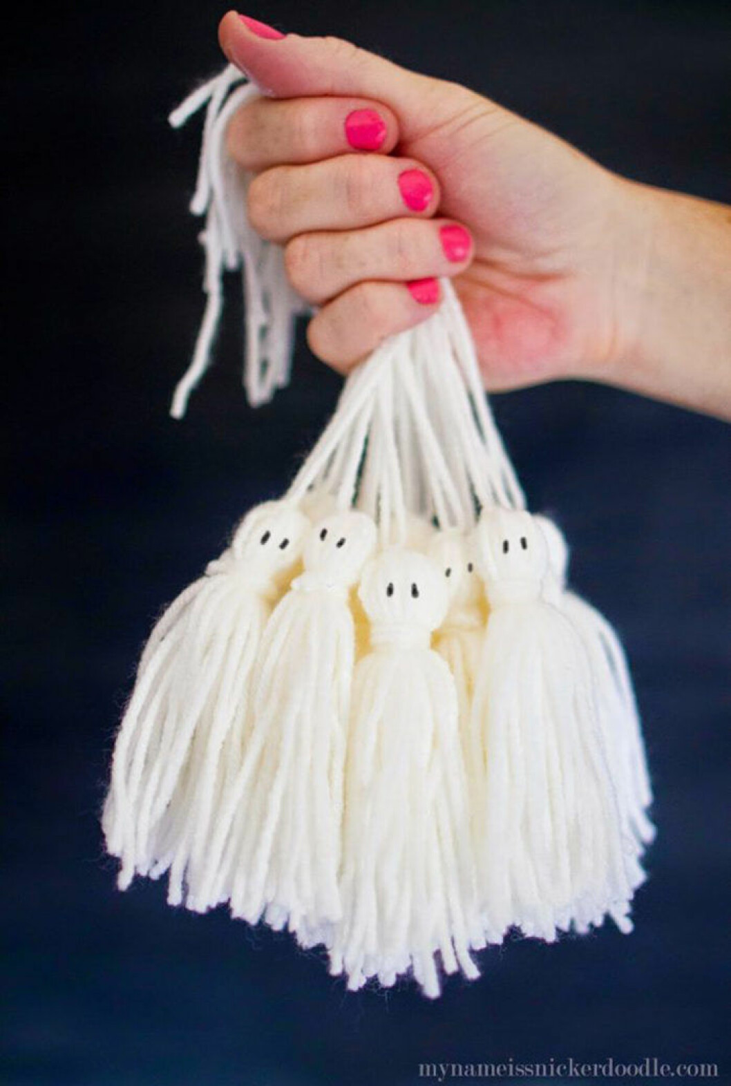 Foto: <a href="https://www.mynameissnickerdoodle.com/how-to-make-ghost-tassels/" target="_blank" rel="noopener">My name is snickerdoodle</a> DIY-projekt med tofsar till halloween
