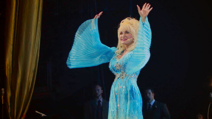 Dolly Parton står på scen