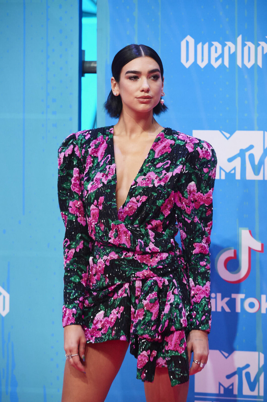 Sångerskan och modellen Dua Lipa i axelvaddar på MTV EMA 2018. Foto: IBL Dua Lipa i byxdress på MTV EMA 2018.