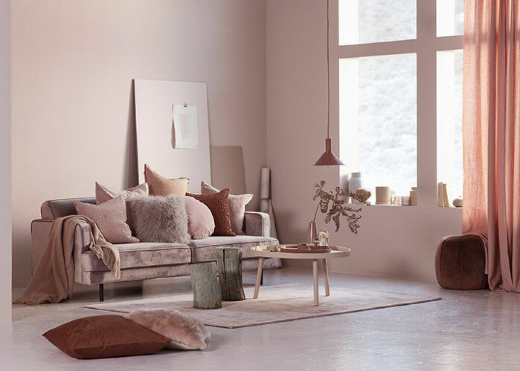 Våren 2019 på Ellos Home - sammetssoffa i rosa med kuddar