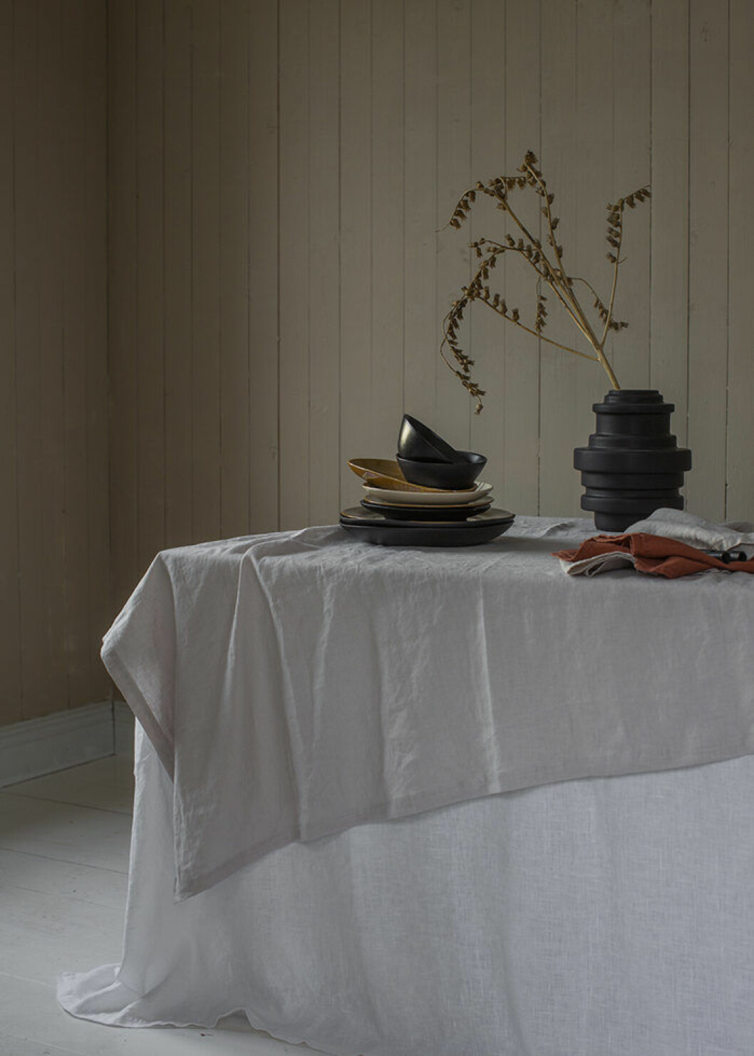 Avskalat i vitt, beige och svart hos Ellos Home våren 2019