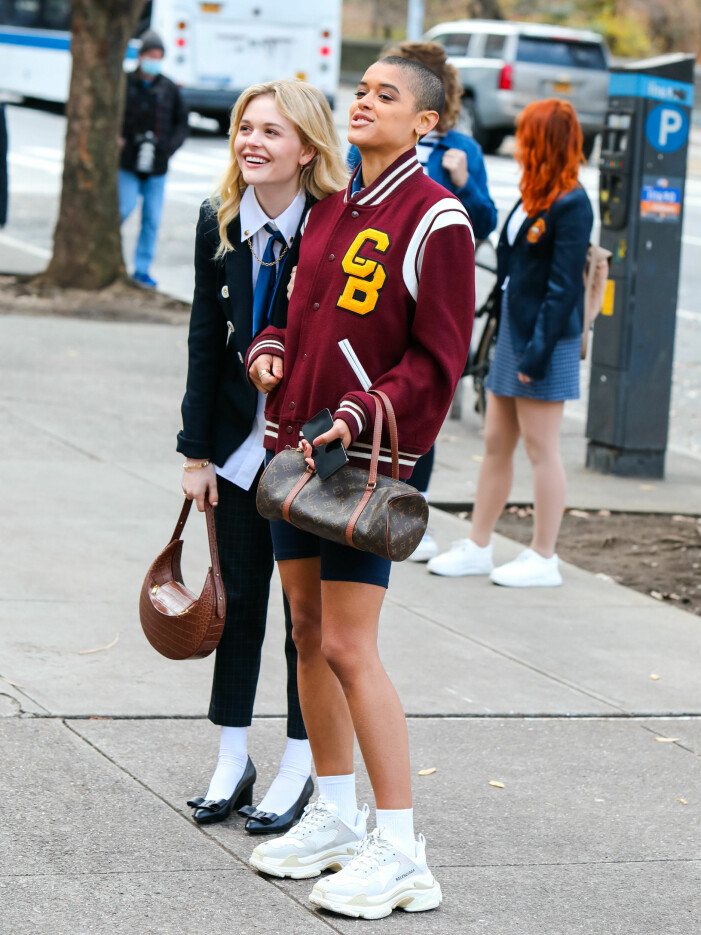 Emily Alyn Lind och Jordan Alexander i nya Gossip Girl.