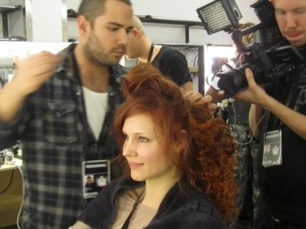 Emir Kapetanovic fixar håret på Jenny Silver i Melodifestivalen 2011.