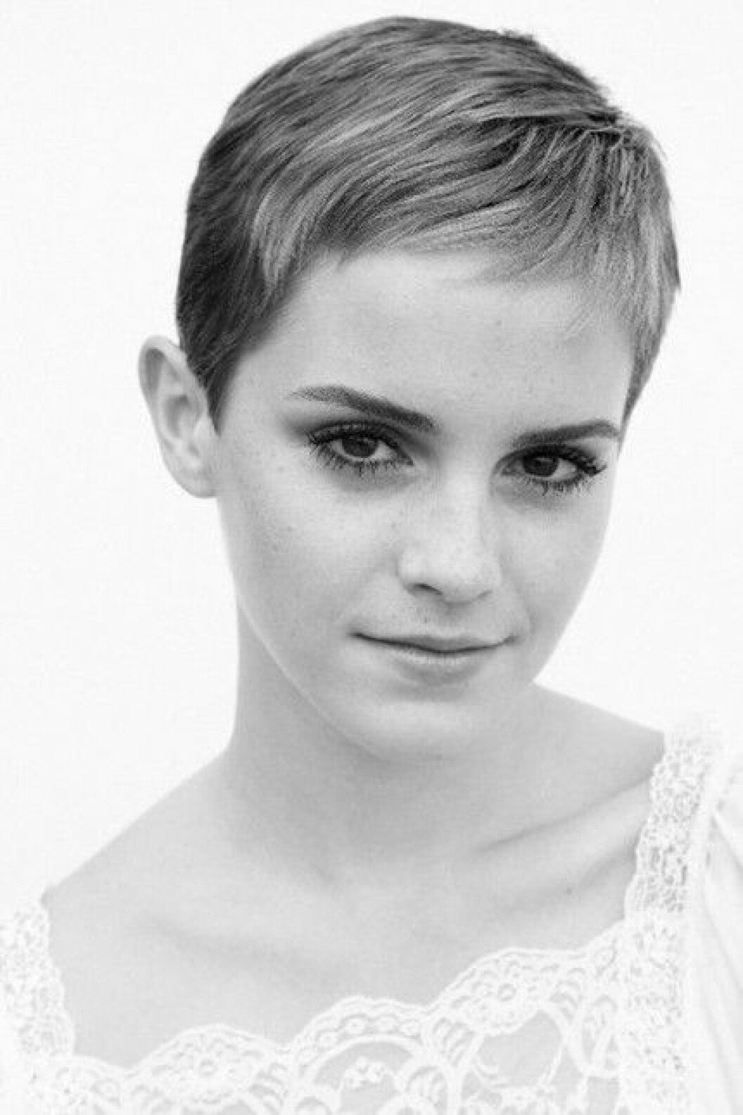 Emma Watson visade upp sin nya frisyr på Facebook.