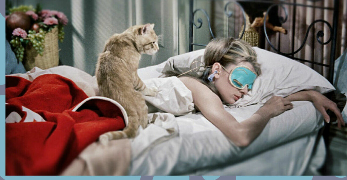 sover med katt och ögonbindel