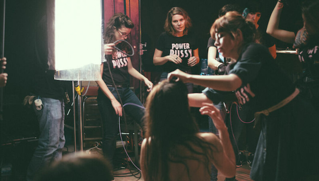Erikas filmteam består nästan helt av kvinnor och kvinnorna i filmerna är inga objekt utan spelar huvudrollerna och driver handlingen framåt. Erikas filmteam består nästan helt av kvinnor och kvinnorna i fimerna är iga objekt utan spelar huvudrollen.
