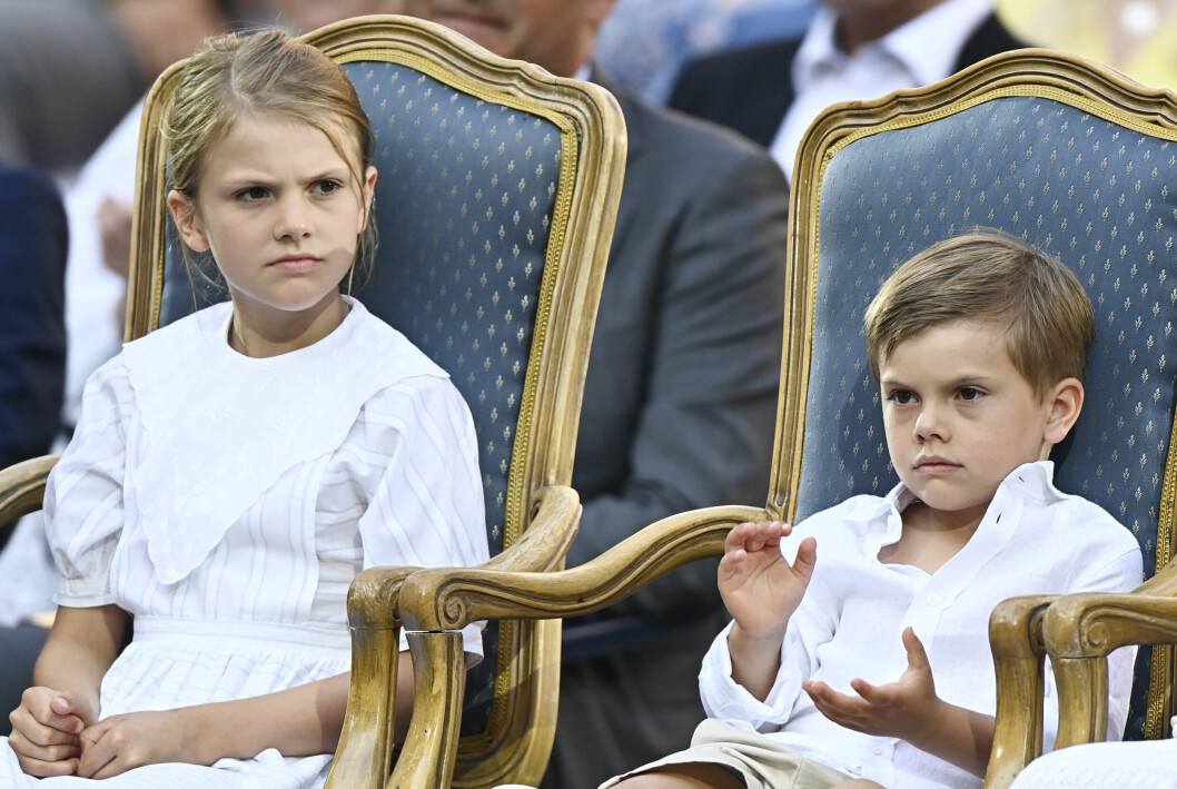 Prinsessan Estelle och prins Oscar får vänta tills mamma Victoria är frisk innan de kan umgås med henne igen. prinsessan estelle och prins oscar