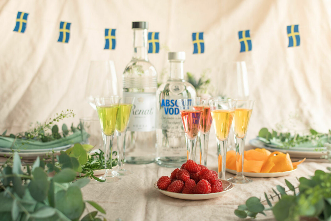 Överraska gästerna med både färg och smak! Eller varför inte göra en flaska att ta med om du är bortbjuden? Rosa, grön och gul snaps