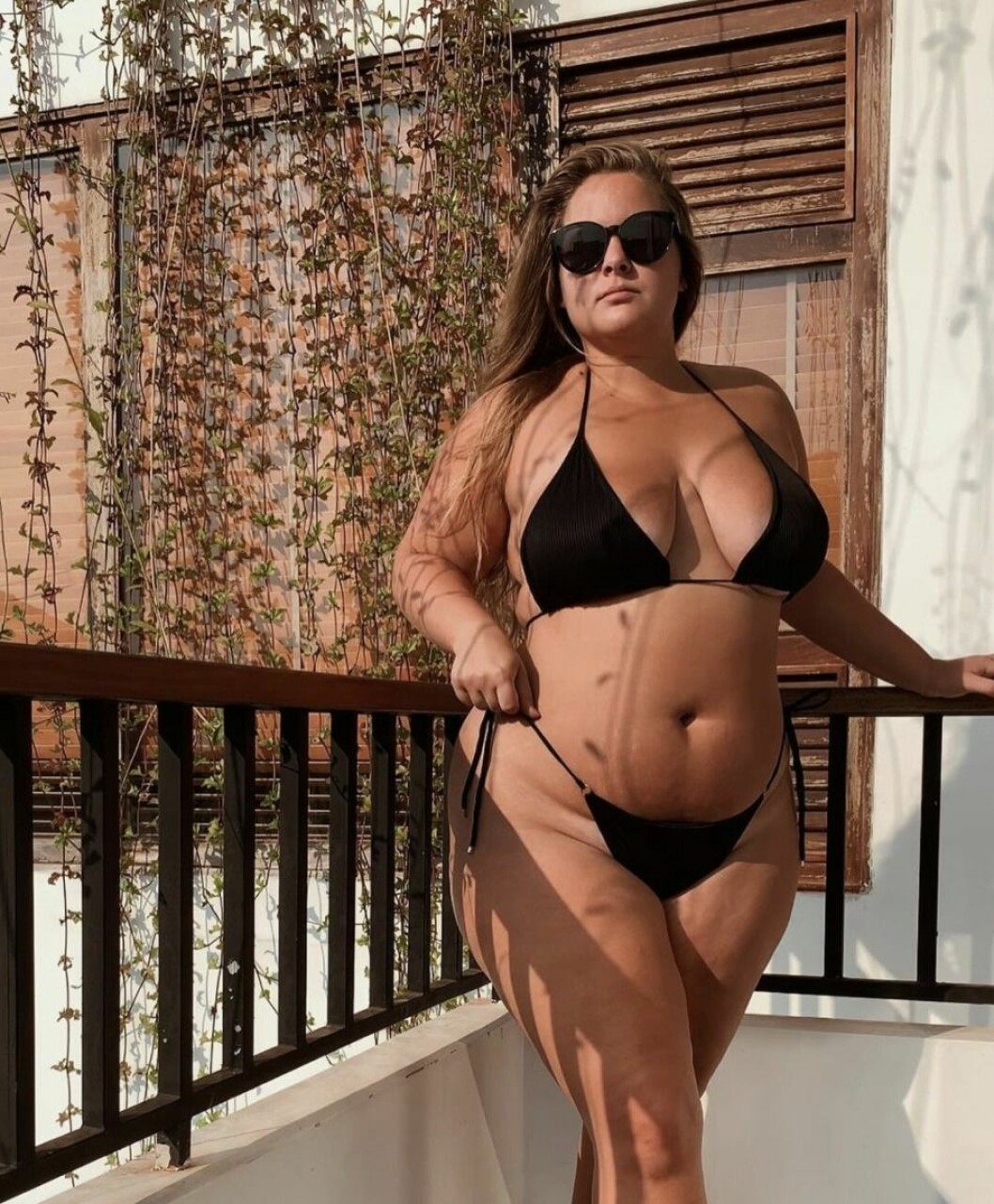 Samtliga badkläder, som den här svarta bikinin, är gjorda av Felicia själv. FL Swimwear svart bikini